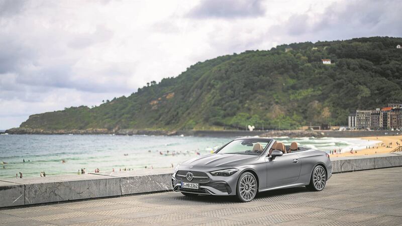 Die wynrooi-lapdak staan dadelik uit bo enige kleur bakwerk. Mercedes-Benz se netjiese CLE-koepee het nou 'n oopdak-nefie ryker geword wat binnekort in twee modelweergawes in Suid-Afrika te kry is.