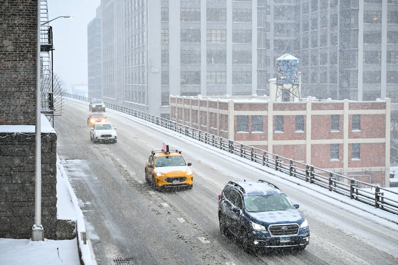 Motoriste in New York probeer hul weg vind te midde van ysige weersomstandighede.