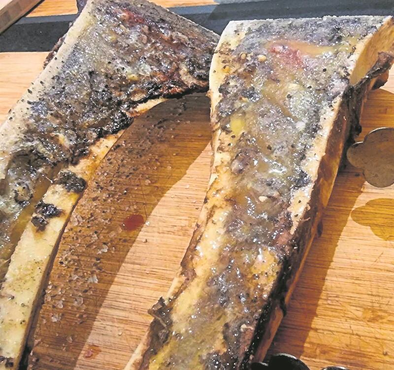 Heerlike beesbeenmurg kan met knoffel, swartpeper en growwe sout gebraai word.