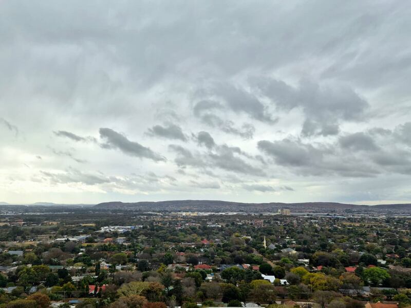 In Pretoria is dit ’n triestige dag met wolke wat oor die stad hang.