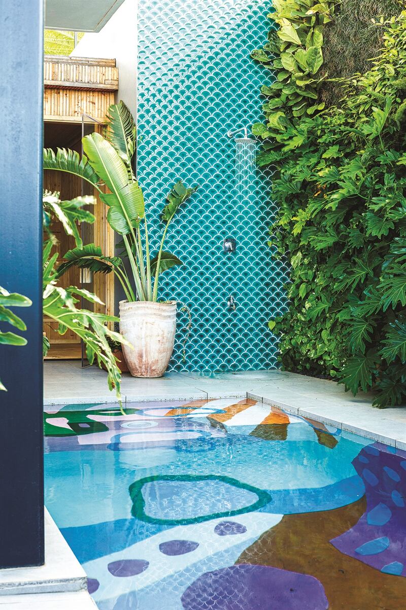 'n Reisigerspalm (Ravenala madagascariensis) in 'n pot en die welige groen van die vioolblaarvy (Ficus lyrata) en Philodendron ‘Xanadu' versag die muur by die swembad. Nog 'n verrassing in die lieflike swembadarea is die "meerminstort"! Skulpteëls van Douglas Jones