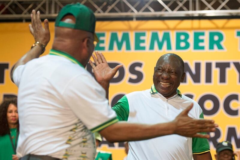 Pres. Jacob Zuma wens adj.pres. Cyril Ramaphosa geluk. Foto: Deaan Vivier