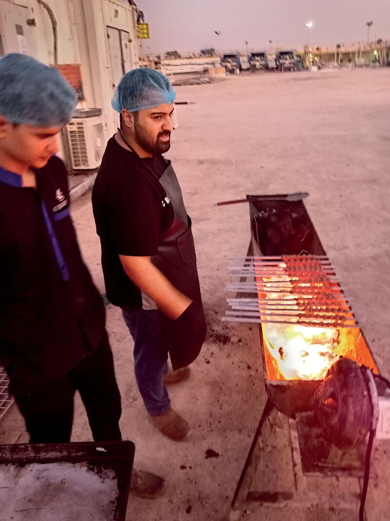 Die gegeurde maalvleis word om ’n staalpen gevorm en direk oor die kole gebraai.