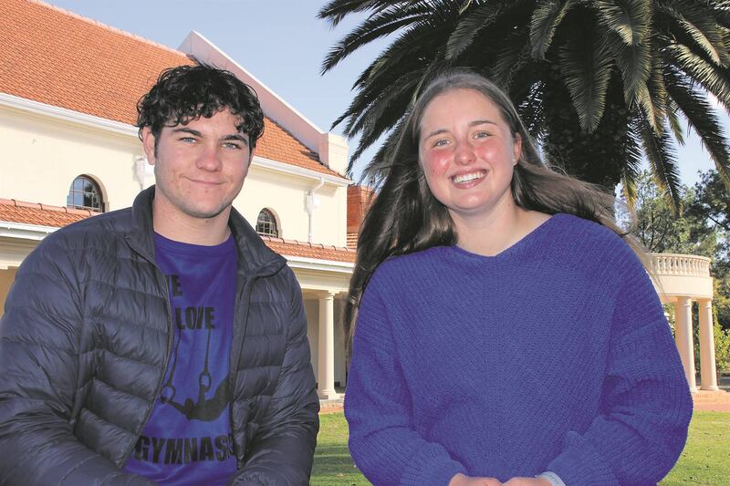 Franco van Heerden en Miané Smit voor die Eeufeeskompleks op die UV-kampus.Foto: Siska Martin