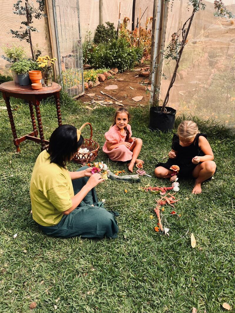 Nicola Huddle en haar dogters, Fleur (6) en Lente (9), van Hoedspruit, Limpopo.