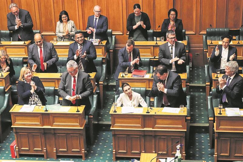 Kragdadig: LP's klap hande ná 'n toespraak van Jacinda Ardern in die parlement. Foto's: Getty Images